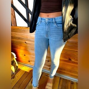 Kenzie women’s vintage jeans, size 4/27
Pre loved